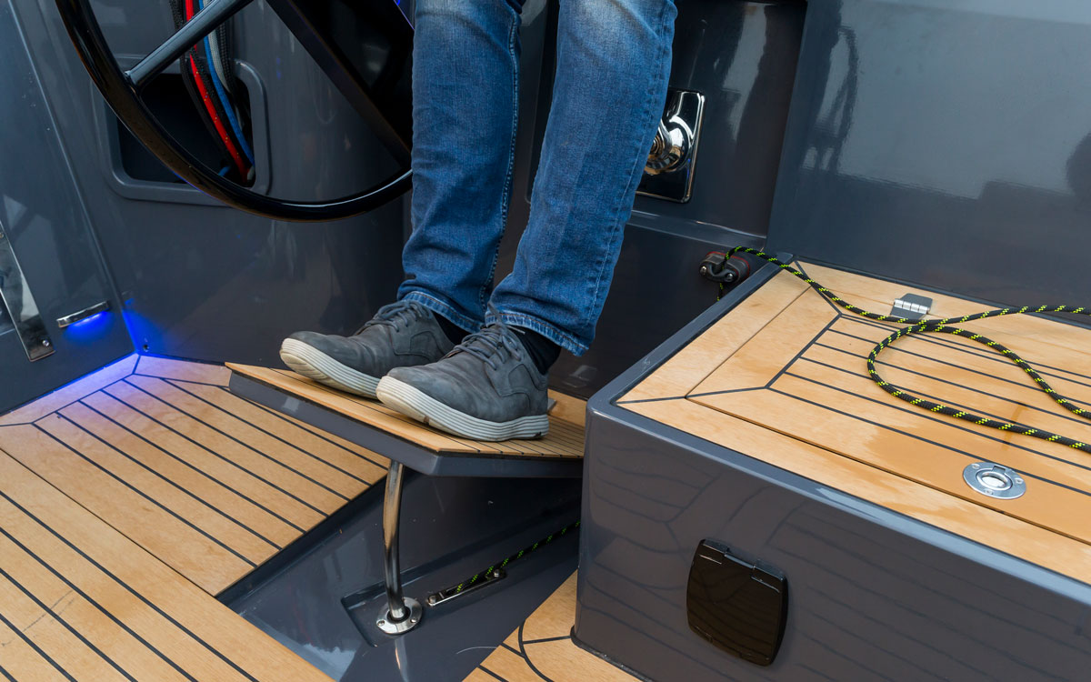 Saffier-SE37-lounge-boat-test-foot-brace-credit-bertel-kolthof