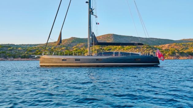 Long Briand lines absorb a well-styled deckhouse